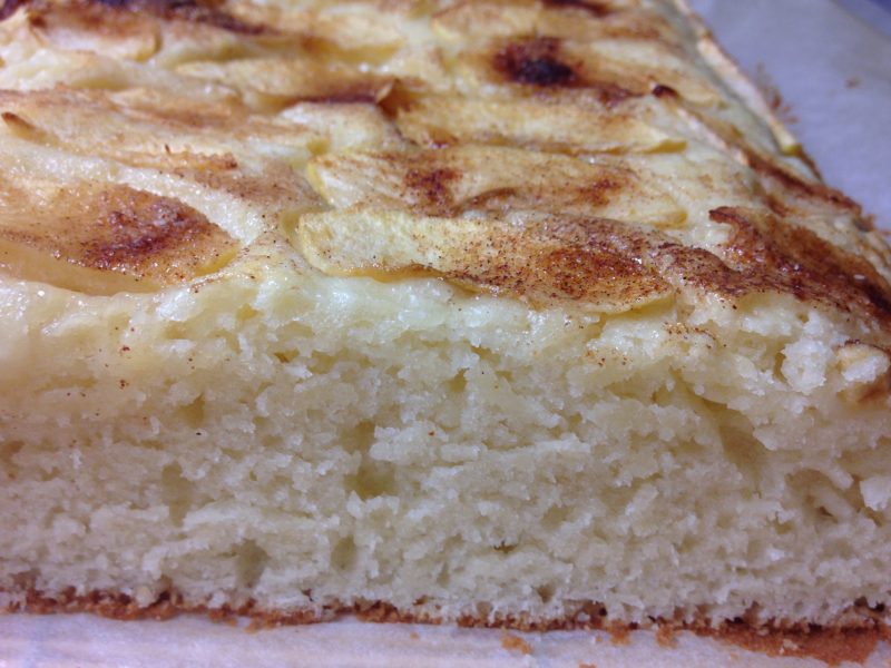 Kefires almás piskóta