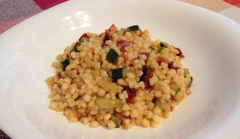 Cukkinis-sonkás tarhonyarizottó