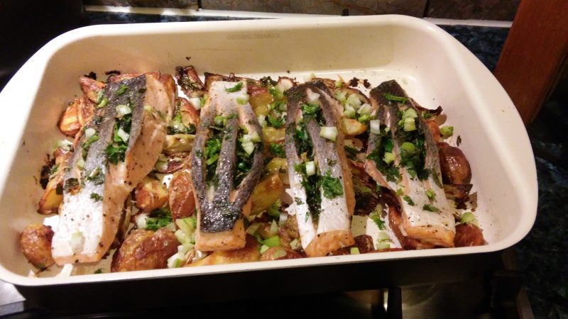 Lazac tepsis burgonyával és édesköménnyel