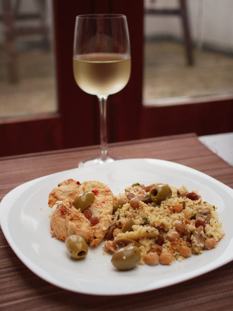 Citromos csirke mazsolás, olajbogyós kuszkusszal