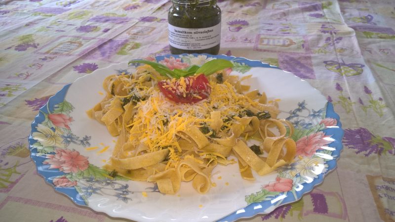 Bazsalikomos – olivás tészta